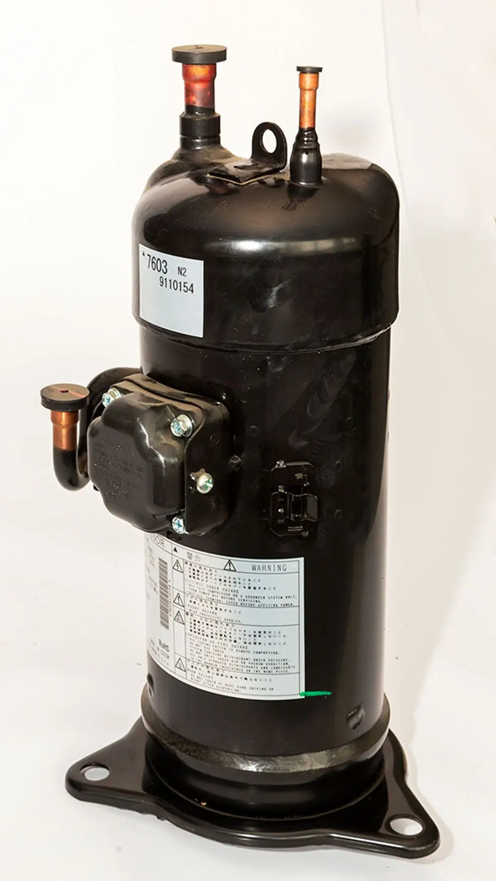 Schwarzer Daikin-Kompressor mit zwei Kupferanschlüssen und beschriftetem Typenschild. Sichtbare Anschlussstellen und Montageflansch unten.